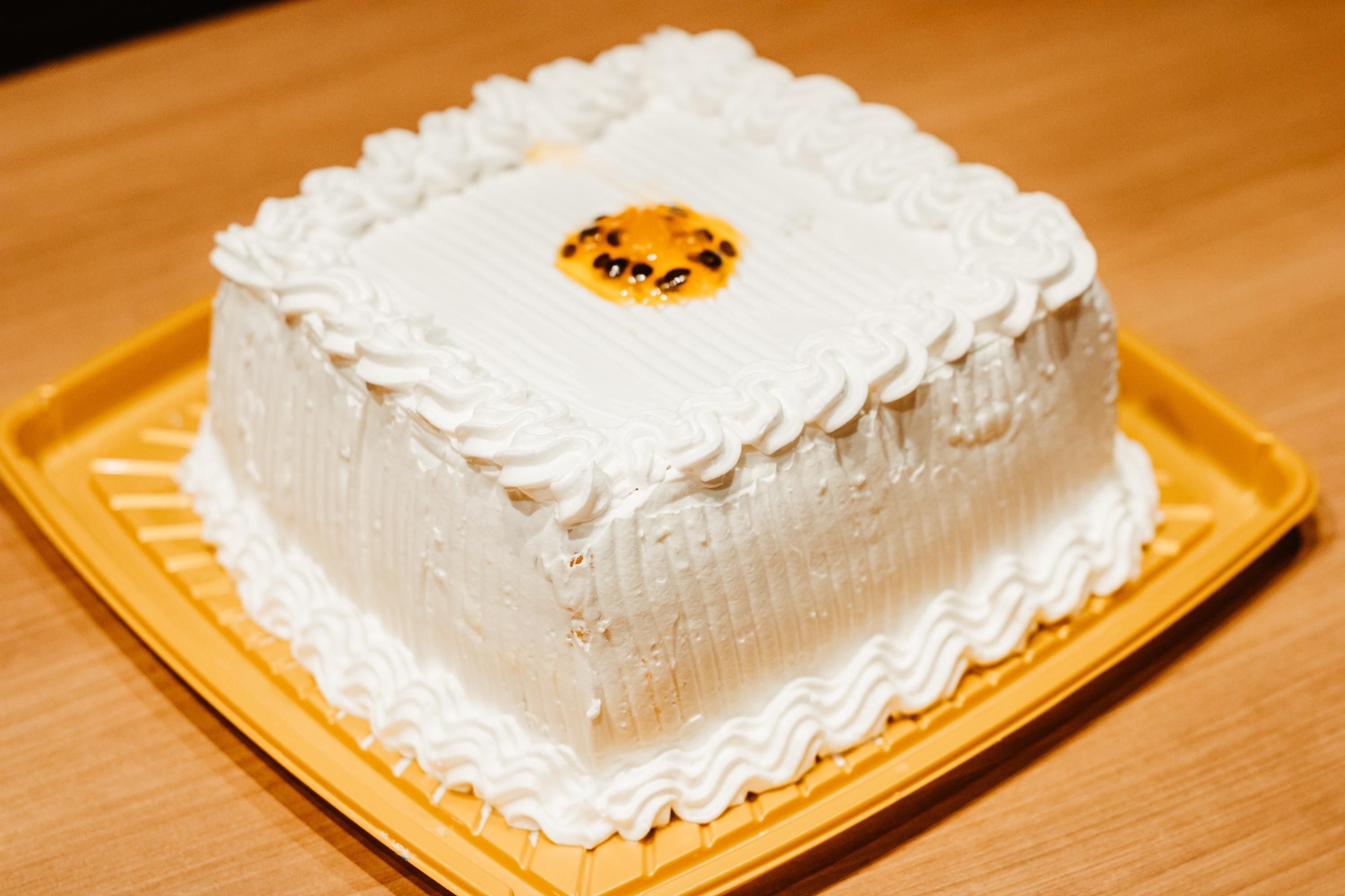 Bolo de festa Massa Branca Recheio simples — Mousse de Maracujá