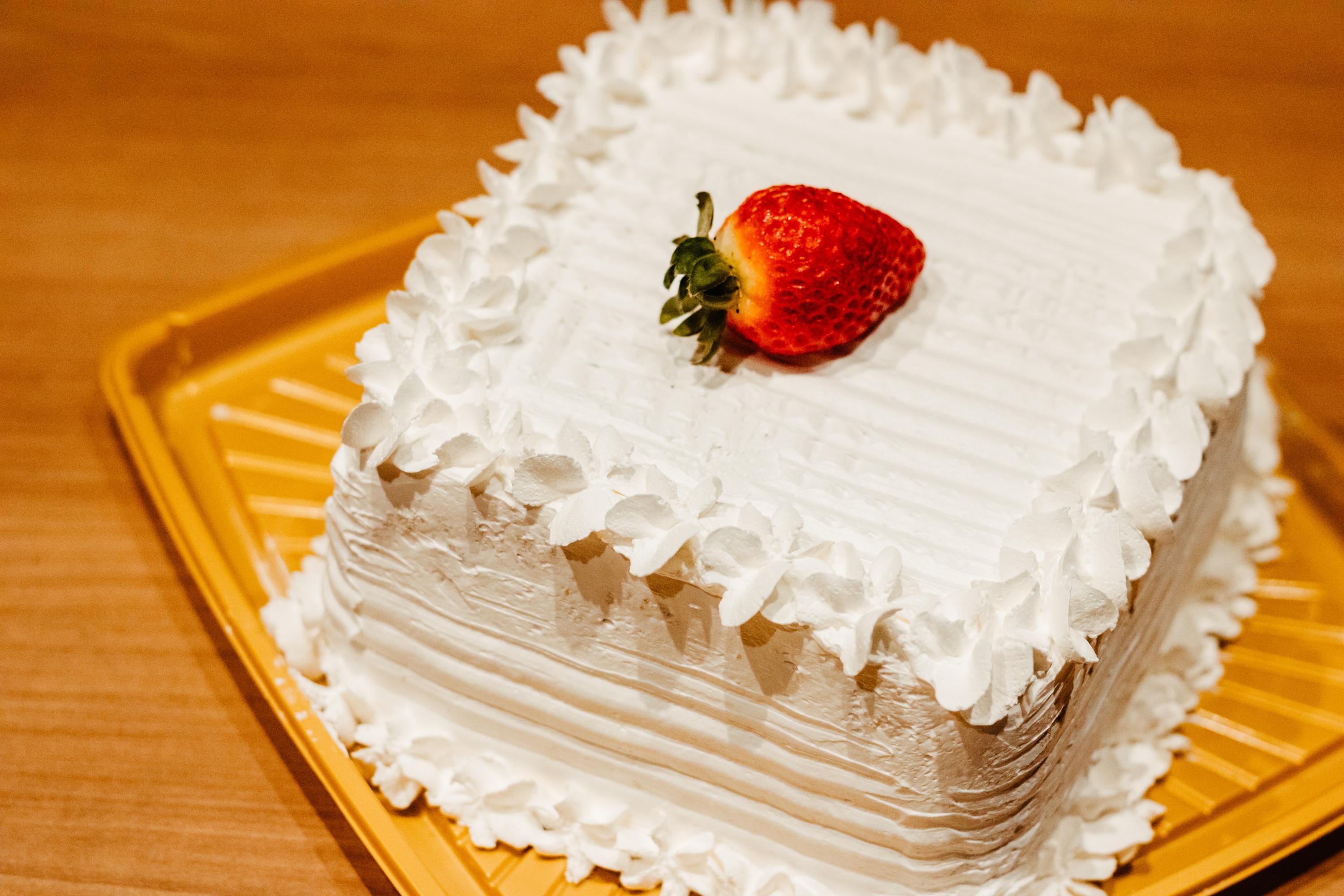 Bolo de festa Massa Branca Recheio simples — Ninho com Morango