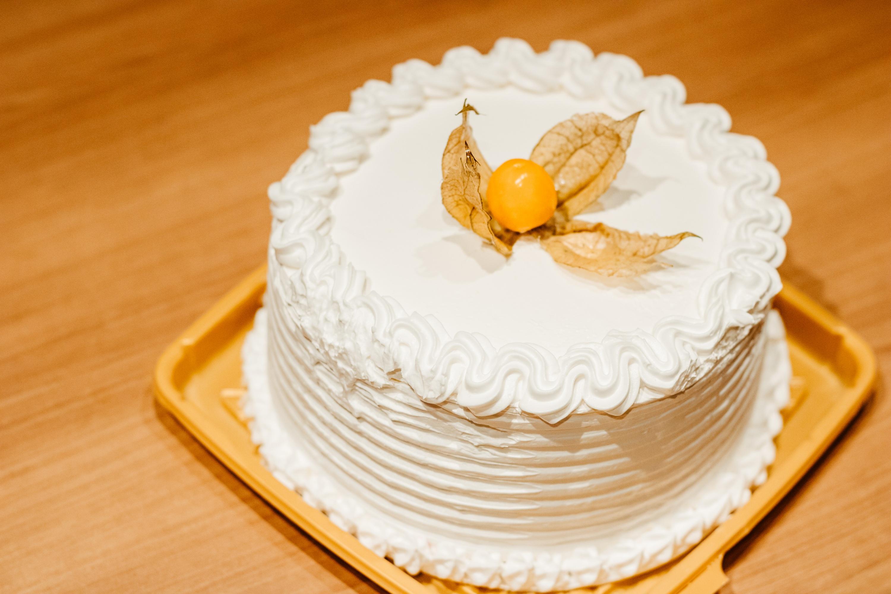 Bolo de festa Massa Branca Recheio simples — Ninho com Abacaxi